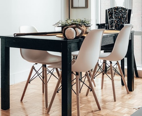 ruda chata-blog-ergonomia w mieszkaniu-funkcjonalna jadalnia-stół jadalniany-czarny stół-biała jadalnia-białe krzesła