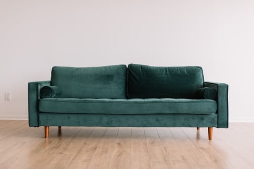 ruda chata-blog-ergonomia w mieszkaniu-funkcjonalny salon-jak ustawic kanape w salonie-buelkowa zielen