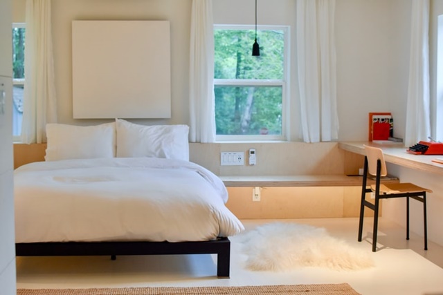 ruda chata-blog-minimalizm we wnętrzach-biała sypialnia-minimalistyczna sypialnia

