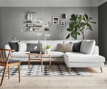 ruda chata-blog-trendy wnetrzarskie 2020-modny salon-biały narożnik-galeria na ścianie-kwiat-nowoczesne krzesło-beton architektoniczny-farba strukturalna