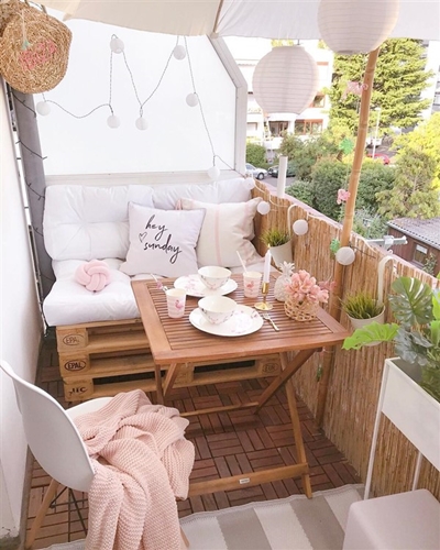 ruda chata-blog-jak stworzyc piekny balkon-oslonka balustrady na balkon-bambusowa oslonka-meble z palet