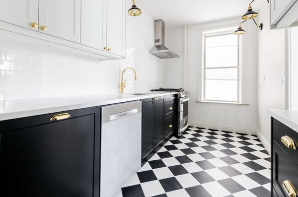 ruda chata- blog-jak tanim kosztem odmienić kuchnię-biało czarna szachownica podłoga- malowanie podłogi w kuchni-malowanie płytek