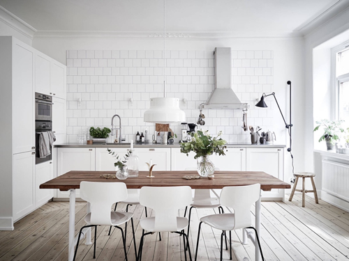 ruda chata-blog-wnętrza w stylu skandynawskim-biała kuchnia w stylu skandynawskim-skandynawska kuchnia-biała cegiełka-drewniany stół