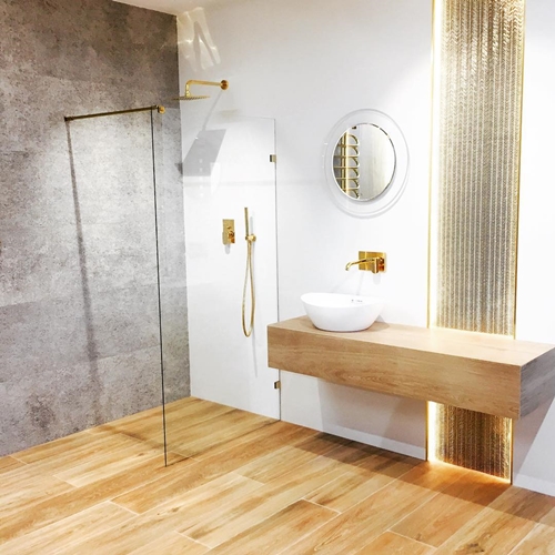 ruda chata-blog-wnętrze w stylu glamour-łazienka ze złotymi dodatkami