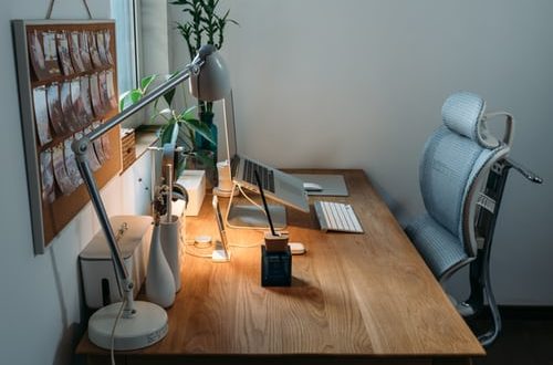 ruda chata-blog-ergonomia-co to znaczy-biurko-fotel-lampa-okno-laptop-praca-stanowisko pracy