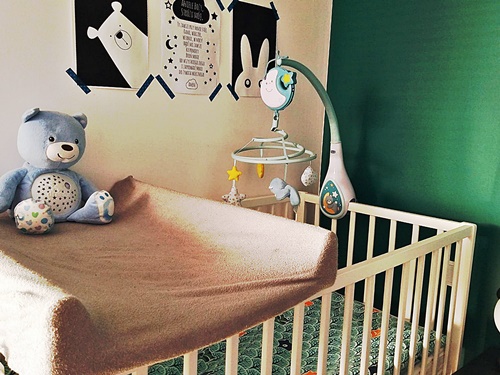 ruda chata-blog-kącik niemowlaka w sypialni rodziców-miś chicco dream-przewijak-prześcieradełko na przewijaku-łóżeczko niemowlaka-karuzela chicco dream-plakaty dla niemowlaka-zielona ściana  wsypialni
