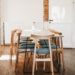 ruda chata-blog-ergonomia w mieszkaniu-funkcjonalna jadalnia-stół jadalniany-drewniany stół-cegła-biała jadalnia