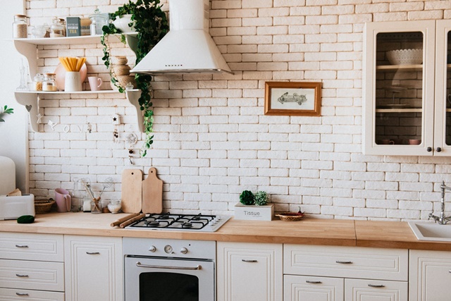 ruda chata-blog-ergonomia w mieszkaniu-funkcjonalna kuchnia-biała kuchnia-kitchen-półki w kuchni-biała cegła-kuchenka-ozdobny okap
