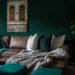 ruda chata-blog-ergonomia w mieszkaniu-funkcjonalny salon-kanapa-butelkowa zieleń-ciemne ściany-poduszka szara-szklany stolik-rośliny w salonie-lampa w rogu