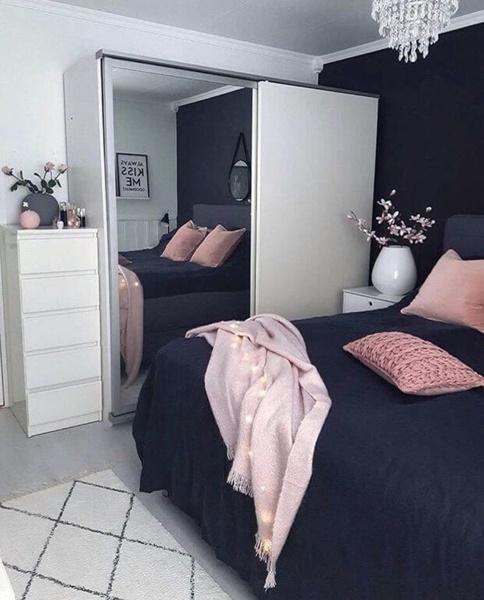 ruda chata-blog-funkcjonalna sypialnia-ergonomia w mieszkaniu-czarno różowa sypialnia-biała szafa z lustrem