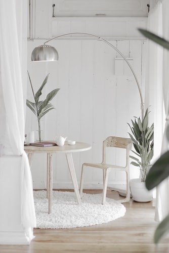 ruda chata-blog-minimalizm we wnętrzach-biały pokój-kącik jadalniany