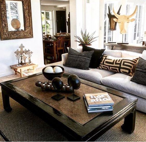 ruda chata-blog-styl afrykański-salon w stylu afrykańskim-.dekoracyjne poduszki-stolik kolonialny-rzeźby
