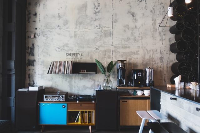 ruda chata-blog-styl industrialny-salon-biuro-beton na ścianie-wysokie pomieszczenie-stare komody-