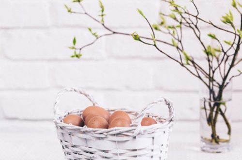 ruda chata-blog-wiosenne i wielkanocne dekoracje domu-gałązki w wodzie-jajka w koszyku