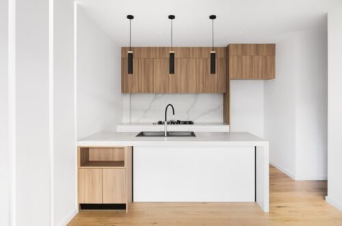 janiszewska marta-suwałki-jak przygotowac mieszkanie na wynajem-home staging-drewniano biała kuchnia-wyspa w kuchni-nowoczesne lampy